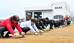 芝植えを行い完成となった芝生広場と防災備蓄倉庫＝３０日、米子市淀江町淀江