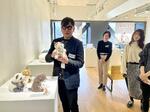 　「甘噛みハムハム」を持つユカイ工学の青木さん＝２月１５日、東京都新宿区