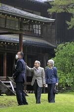 　日光田母沢御用邸記念公園を散策される上皇ご夫妻＝２０２４年５月、栃木県日光市