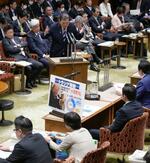 　参院決算委で答弁する石破首相（奥）＝７日午後