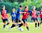 的確な位置取りと高精度のパスでつなぎ役となる三木（中央左）＝オールガイナーレＹＡＪＩＮフィールド