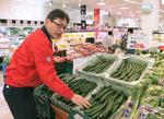 　「ベニースーパー」で野菜のばら売りなどの販売戦略での苦心を説明する赤津友弥本部長＝２日、東京都足立区