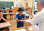 担任から通知表を受け取る児童＝２０日、若桜町浅井の若桜学園