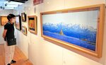 鮮明な写実絵画が目を引く名和智明の「立山連峰」＝２４日、鳥取市今町２丁目の丸由百貨店