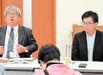 グループホームなどについて説明する安田副局長（左）と広江理事長（右）