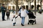 　子どもと歩く女性＝３月、パリ（共同）