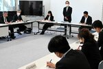 本年度の重点目標などを確認する足羽教育長（奥中央）＝７日、鳥取県庁
