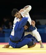 　男子６０キロ級３位決定戦　トルコ選手（下）を攻める永山竜樹。銅メダルを獲得した＝パリ（共同）