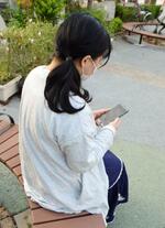 　男児の写真を見つめる山川美玖さん（仮名）＝２０２３年９月、さいたま市