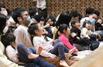 笑顔で童謡を楽しむ親子連れ＝１８日、鳥取市西町３丁目ののわらべ館