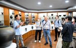 日本のメディアに作品を解説する「百済窯」の窯元（左）。韓国の地方都市でも、日本人旅行客へ熱視線が注がれている＝４月２０日、韓国・忠清南道扶余郡の百済窯