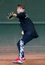 　練習を公開し、ブルペンで投げるオリックス・九里＝大阪市の球団施設