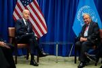 　国連のグテレス事務総長（右）と会談したバイデン米大統領＝２４日、ニューヨーク（ＡＰ＝共同）