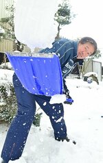 「いいトレーニングになる」と鳥取市内の自宅で雪かきをする川口さん