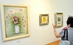 四季の花々の油彩画が並ぶ会場