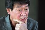 　２０１１年、自身が手がける小劇場の開館２０周年に際し記者会見する金敏基さん（聯合＝共同）