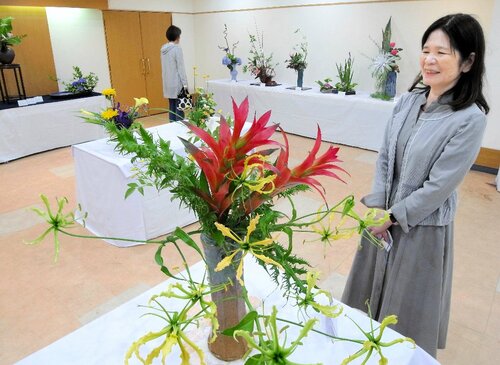 会員の力作が会場を華やかに彩る