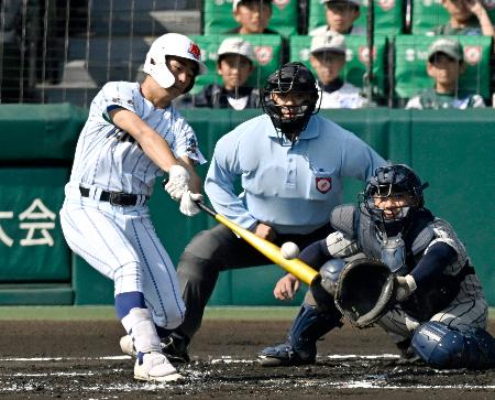 　健大高崎―敦賀気比　１回表健大高崎１死満塁、栗原が中前に先制２点打を放つ。捕手小林＝甲子園