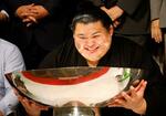 　大相撲夏場所で優勝し、笑顔で祝杯を手にする大の里＝２５日、茨城県つくば市内のホテル