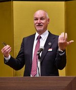 暮らしやすさを生かしたビジネスの活性化を説くナウド氏＝１２日、米子市久米町のＡＮＡクラウンプラザホテル米子