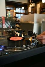 　「Ｆｅｅｌ　Ｒｅｃｏｒｄｓ　京都はなれ店」のターンテーブル＝京都市下京区