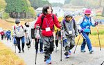 ポールを両手にゲレンデを元気よく歩く参加者たち＝１２日、香美町村岡区大笹