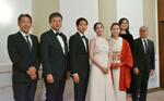 　カンヌ国際映画祭で「遠い山なみの光」が公式上映された後、写真に納まる石川慶監督（左端）、広瀬すずさん（左から４人目）、カズオ・イシグロさん（右端）ら＝１５日、フランス・カンヌ（共同）