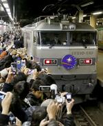 　２０１６年３月、ＪＲ上野駅に到着した寝台特急カシオペアの上り最終列車とホームを埋めた鉄道ファンら