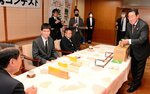 独自の補助具の使い方を紹介する河原理事長（右）