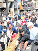 【老若男女、ヒーローも！】かけ声に合わせて参加者一丸となって大縄を引く