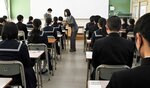 問題用紙の配布を待つ受験生＝７日、鳥取市湖山町北２丁目の鳥取商業高