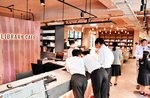 カフェ風に改装された新図書館を見学する生徒ら