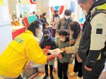 「御参拝之証」を来館者に配布するスタッフ