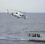　沖縄県・尖閣諸島周辺で中国海警局の船から飛び立ったヘリコプター＝３日午後（海上保安庁提供）