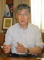 　インタビューに答える高エネルギー加速器研究機構（ＫＥＫ）の浅井祥仁機構長