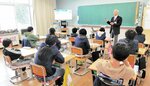 子どもたちに薬物乱用の怖さを伝える講師の中井さん＝６日、新温泉町桐岡の照来小（提供）
