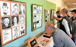 そっくりな似顔絵作品が並ぶ会場