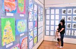 地域の児童生徒や個人・団体の作品が並ぶ会場＝鳥取市青谷町青谷のあおや郷土館