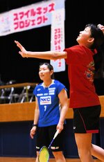 【ナイスペア】 チアフル鳥取の選手とダブルスを組んでプレーする参加者（右）