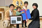 小惑星「五しの里」を命名した鷲見さん一家＝２０日、鳥取市佐治町高山の公開天文台「さじアストロパーク」