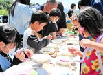 木工作体験で端材を飾り付ける子どもたち