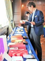 土産品をじっくり審査する委員ら＝２３日、倉吉市上井町１丁目のホテルセントパレス倉吉