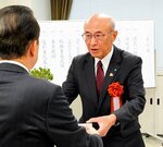 菊池署長（左）から表彰状を受け取る田村副会長＝１４日、鳥取市富安２丁目の鳥取税務署