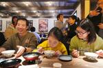 　北京市内の日本料理店で開かれた長崎県をＰＲするイベントで、五島うどんを味わう中国人客＝６日（共同）