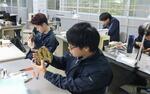 　近江時計眼鏡宝飾専門学校で学ぶ学生たち＝大津市