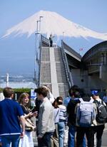 　「富士山夢の大橋」で記念撮影するため、順番待ちする外国人観光客ら＝４月、静岡県富士市