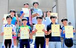 高校男子団体で優勝した倉吉西Ａ（後列中央２人）ら上位入賞校の選手ら＝倉吉自転車競技場
