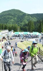 緑映える氷ノ山の山道に向かう登山客＝２６日、若桜町※米　※は券の刀が旧