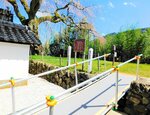 しだれ桜がある泰雲寺に設けられたスロープ