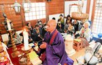 慈覚大師和讃を唱和して遺徳をたたえる住民ら＝８日、新温泉町湯の薬師堂